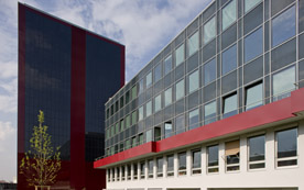 Das Architekturbüro Eduard Neversal setzte bei der Erneuerung der Wirtschaftskammer Österreich auf erneuerbare Energien und versah die Südostseite der Aluminium-Glasfassade mit einer Photovoltaikanlage.